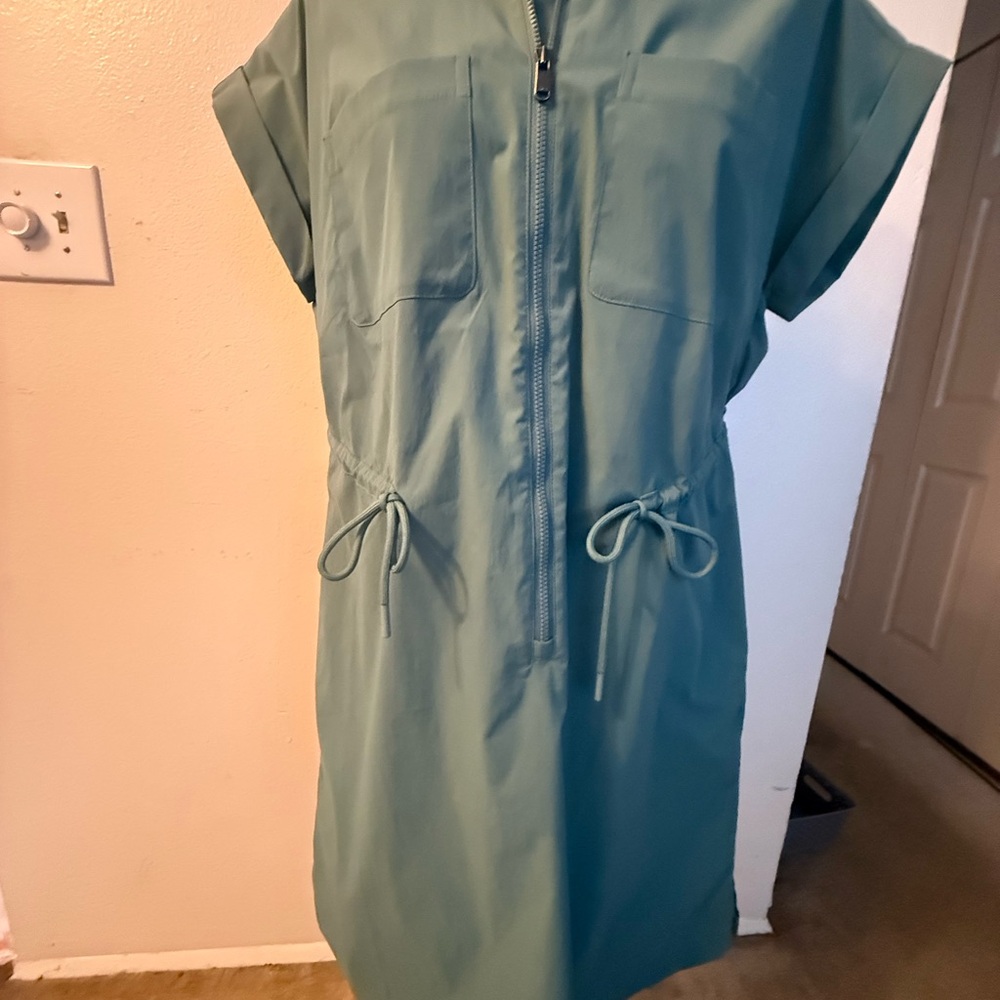 Athleta Topspin Green Dress with Zipper and adjustable Cinched Waist. Size M
